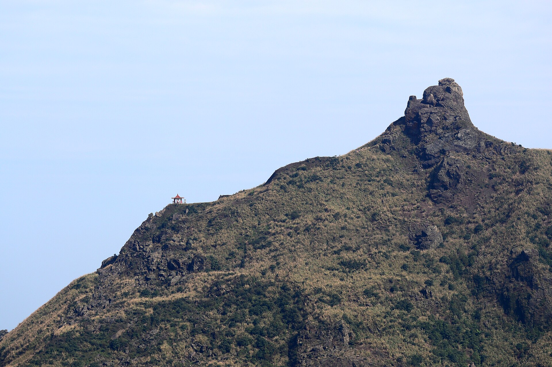 The crag of Teapot Mountain above Jinguashi